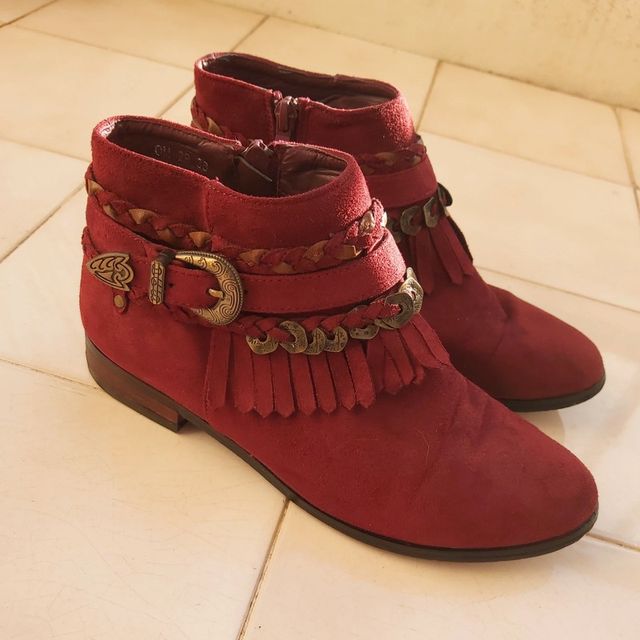 Botas baixas bordeaux com franjas e fivela