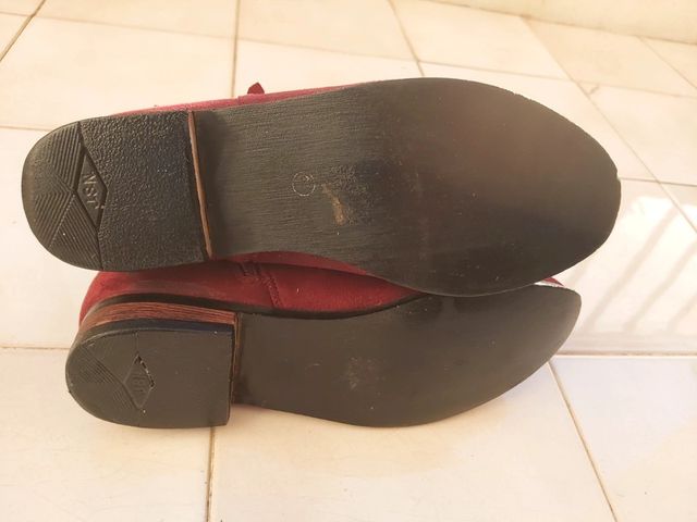 Botas baixas bordeaux com franjas e fivela