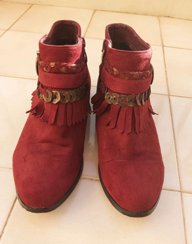 Botas baixas bordeaux com franjas e fivela