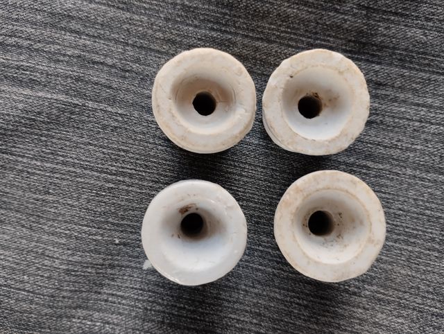 Lote cuatro aisladores de porcelana para clables