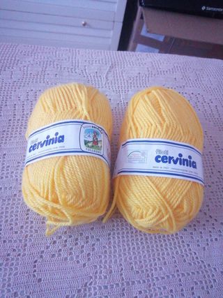gomitoli di lana gialla 