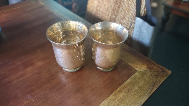 Juego dos portavelas dorados