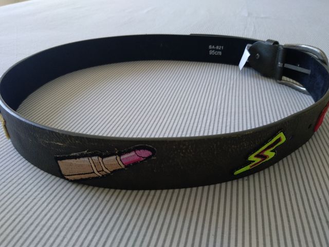 CINTURÓN CON PARCHES DECORATIVOS  95 CM