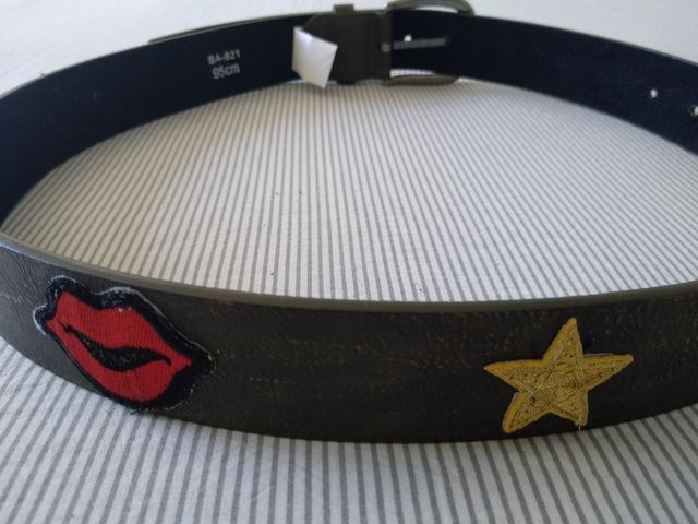 CINTURÓN CON PARCHES DECORATIVOS  95 CM