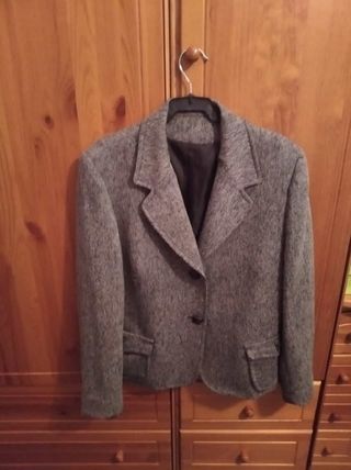 Chaqueta de mujer gris y negra