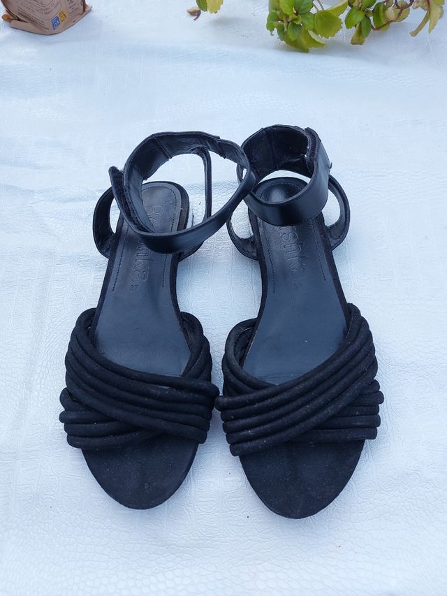 Sandalia negra