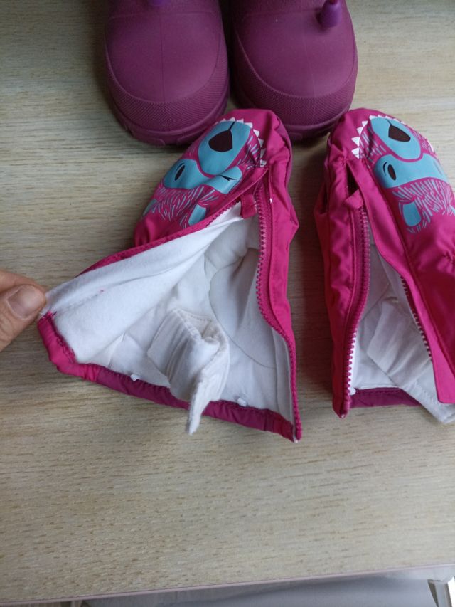 Botas de agua y manoplas de esquí, nieve