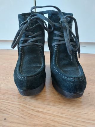 Botines negros de ante con cuña 