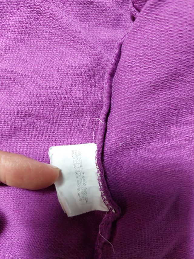 Felpa leggera con zip. Colore viola.