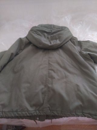 Chaquetón verde de capucha con cremallera