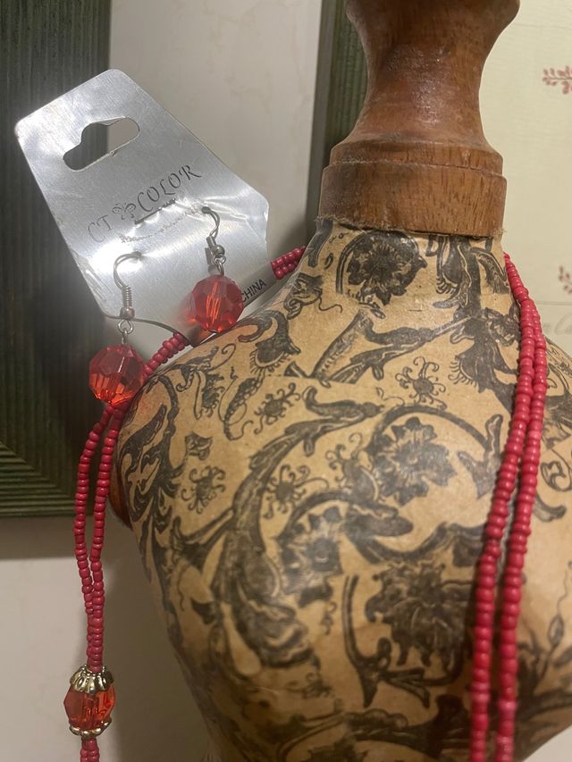 Collar rojo con pendientes