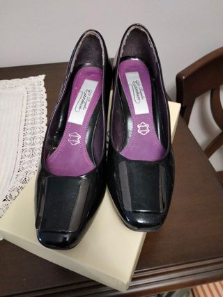Zapatos de salón en charol negro
