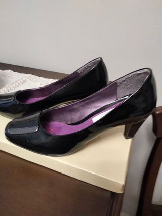 Zapatos de salón en charol negro