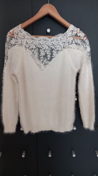 Chaleco de mujer con cuello y hombros bordados