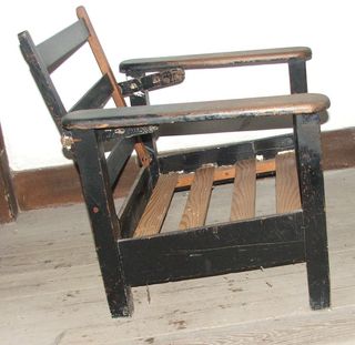 ANTIGUA SILLA BUTACA BAJA DE MADERA 