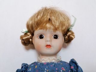 Bambola vintage in ceramica