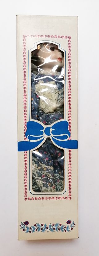Bambola vintage in ceramica