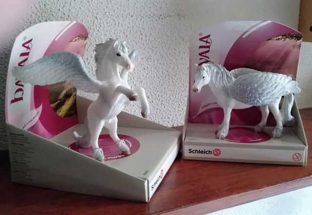 Pegasus levantado y de pie, de Schleich.
