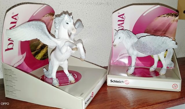 Pegasus levantado y de pie, de Schleich.