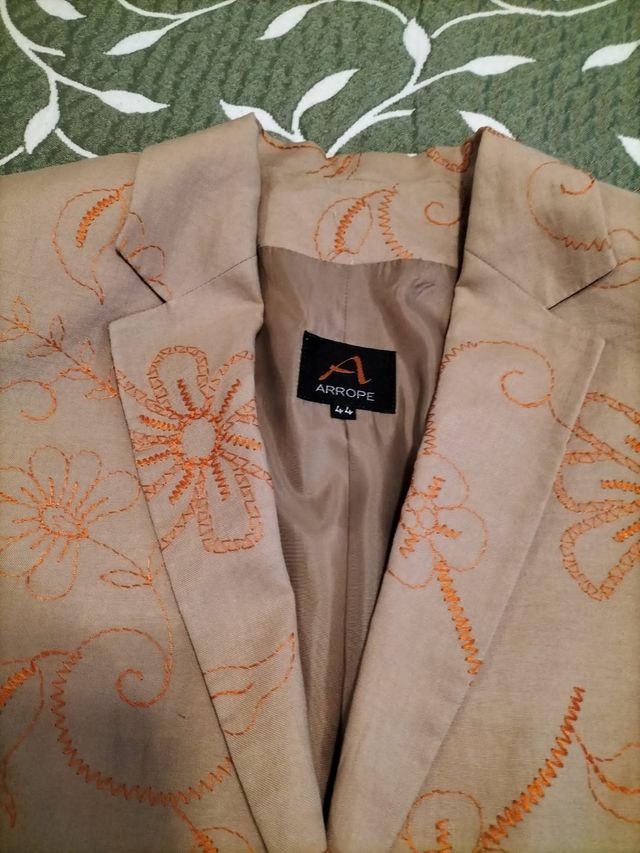 Conjunto de chaqueta y falda