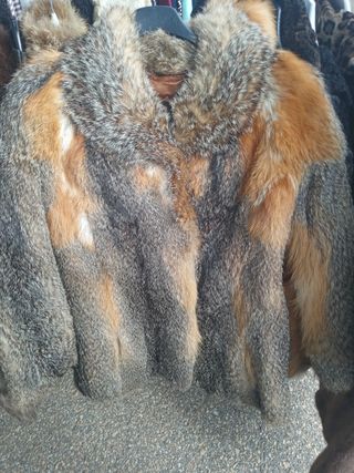 dos abrigos cortos de zorros talla como L 