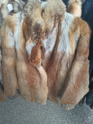 dos abrigos cortos de zorros talla como L 