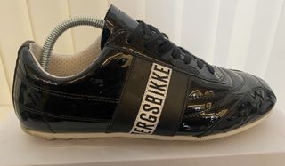 BIKKEMBERGS NEGRAS DE CHAROL TALLA 40