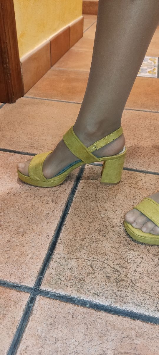 Sandalia de ante con tacon