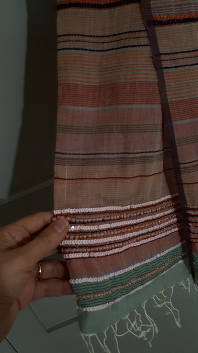 Pañuelo beig, rosa y verde y adornos