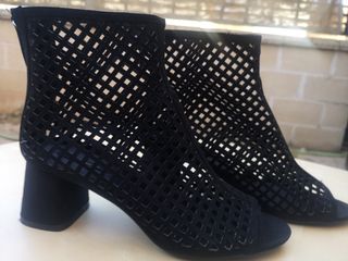 Botines sandalia troquelados zara 