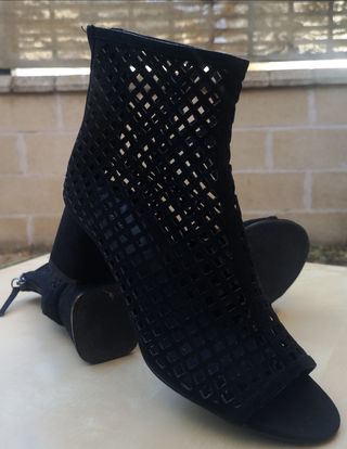 Botines sandalia troquelados zara 