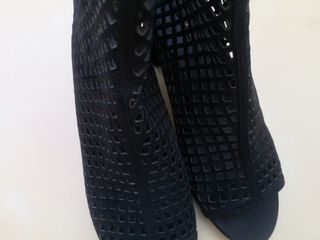 Botines sandalia troquelados zara 