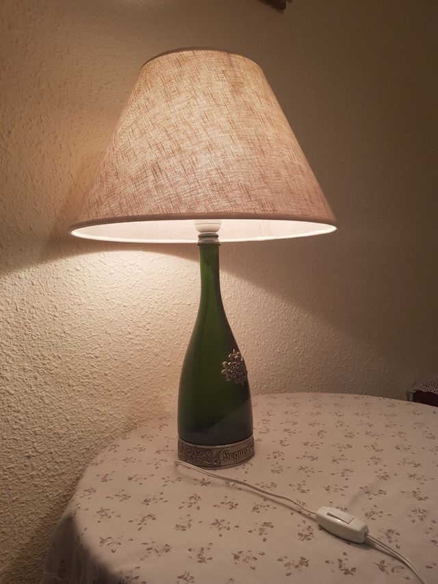 Lámpara de mesa en forma de botella