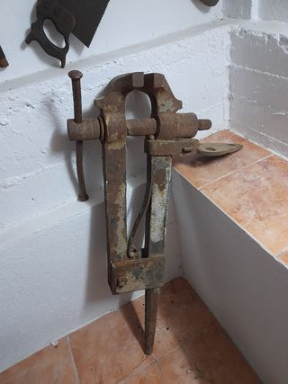Antiguo tornillo de fragua,venta en mano.