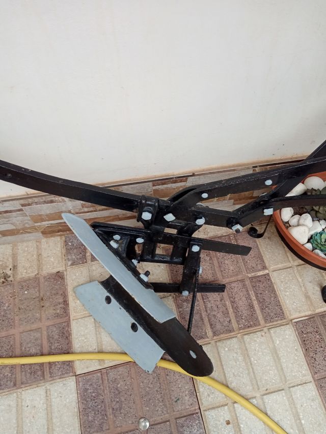 arado antiguo de hierro