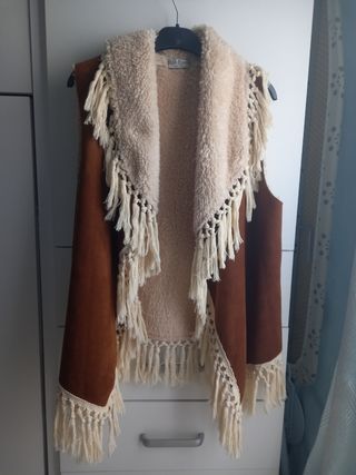 moderno chaleco de antelina y fleco última moda.