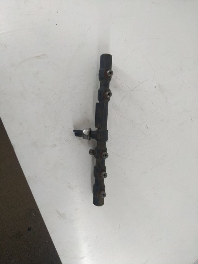 R9145Z010B Rampa inyectora SsangYong Rexton