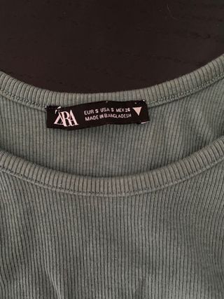 Crop top canalé verde caqui de Zara