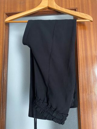 Pantalón de pinza negro de Zara