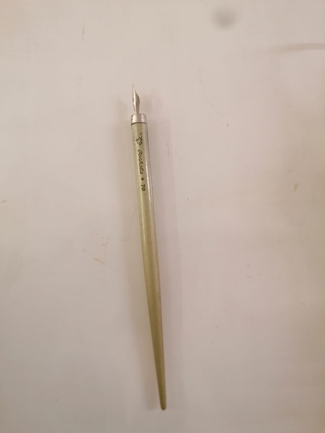 Antigua pluma de tinta