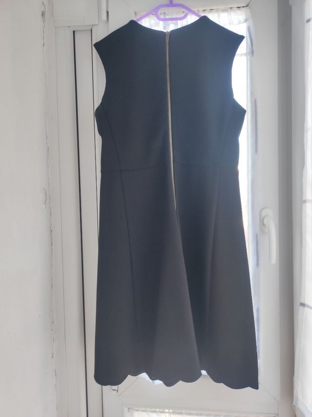 Vestido negro sin mangas. talla 44 elegante