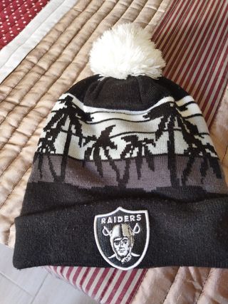 Gorro New Era ,con pompon y logo bordado.