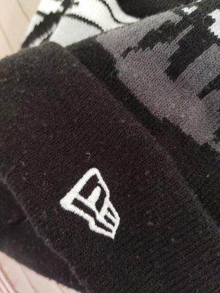 Gorro New Era ,con pompon y logo bordado.