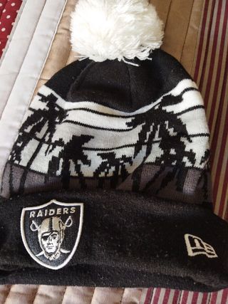 Gorro New Era ,con pompon y logo bordado.