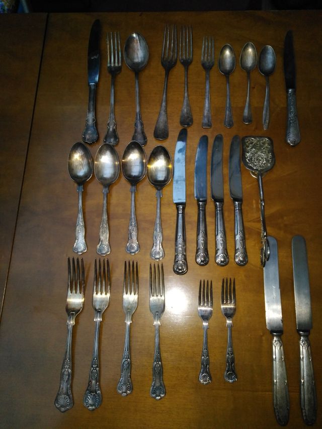Cubiertos vintage plateados.