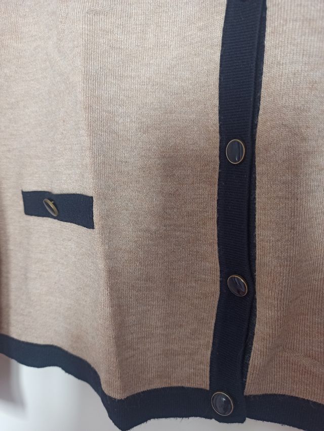 Chaqueta beige con botones