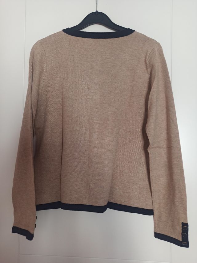 Chaqueta beige con botones