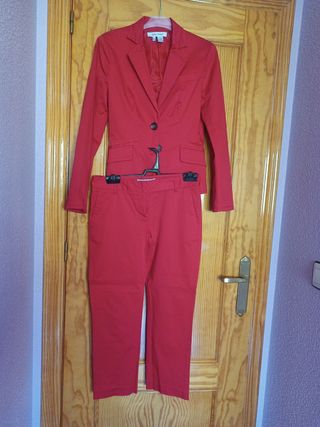 traje rojo de Zara 