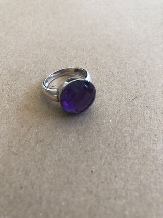 Anillo de plata Agatha con piedra lila