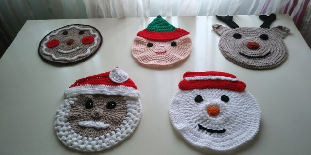 bajo platos navideños